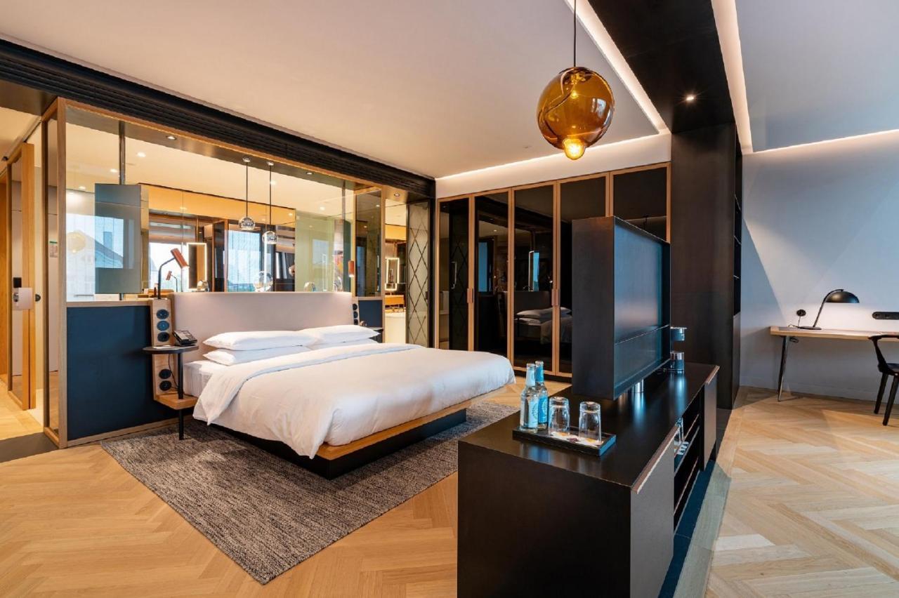 Andaz Munich Schwabinger Tor, By Hyatt Hotel Kültér fotó A bedroom at the hotel