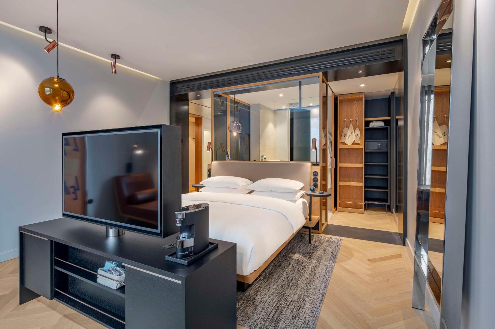 Andaz Munich Schwabinger Tor, By Hyatt Hotel Kültér fotó A bedroom at the hotel