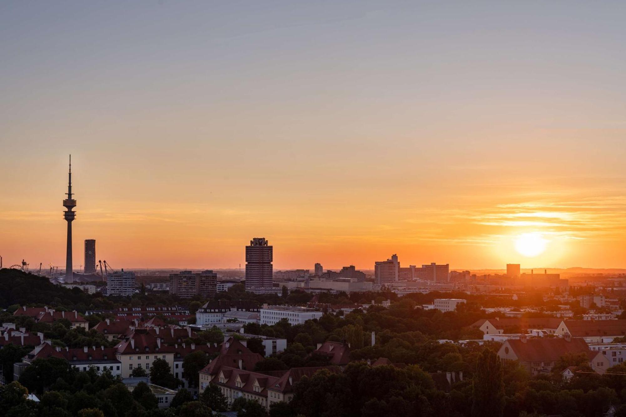 Andaz Munich Schwabinger Tor, By Hyatt Hotel Kültér fotó Sunset over Stuttgart