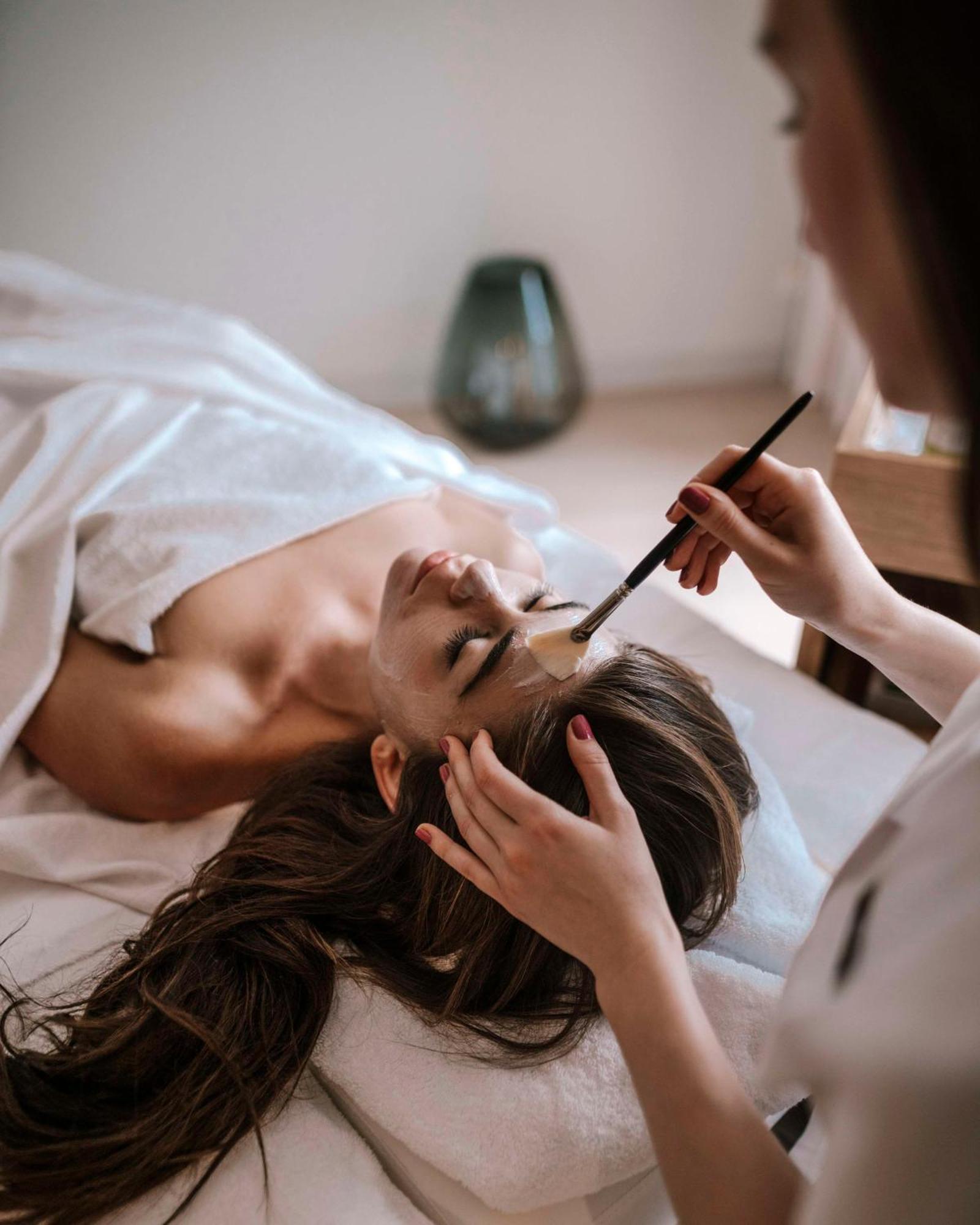 Andaz Munich Schwabinger Tor, By Hyatt Hotel Kültér fotó A woman receiving a facial treatment