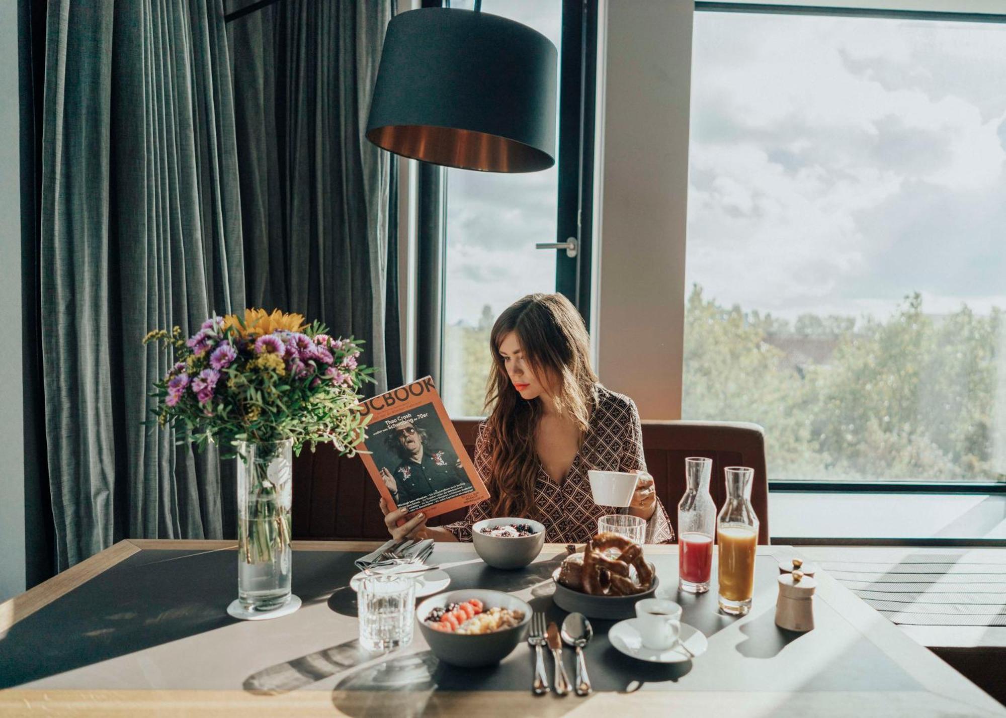 Andaz Munich Schwabinger Tor, By Hyatt Hotel Kültér fotó A woman reading a magazine