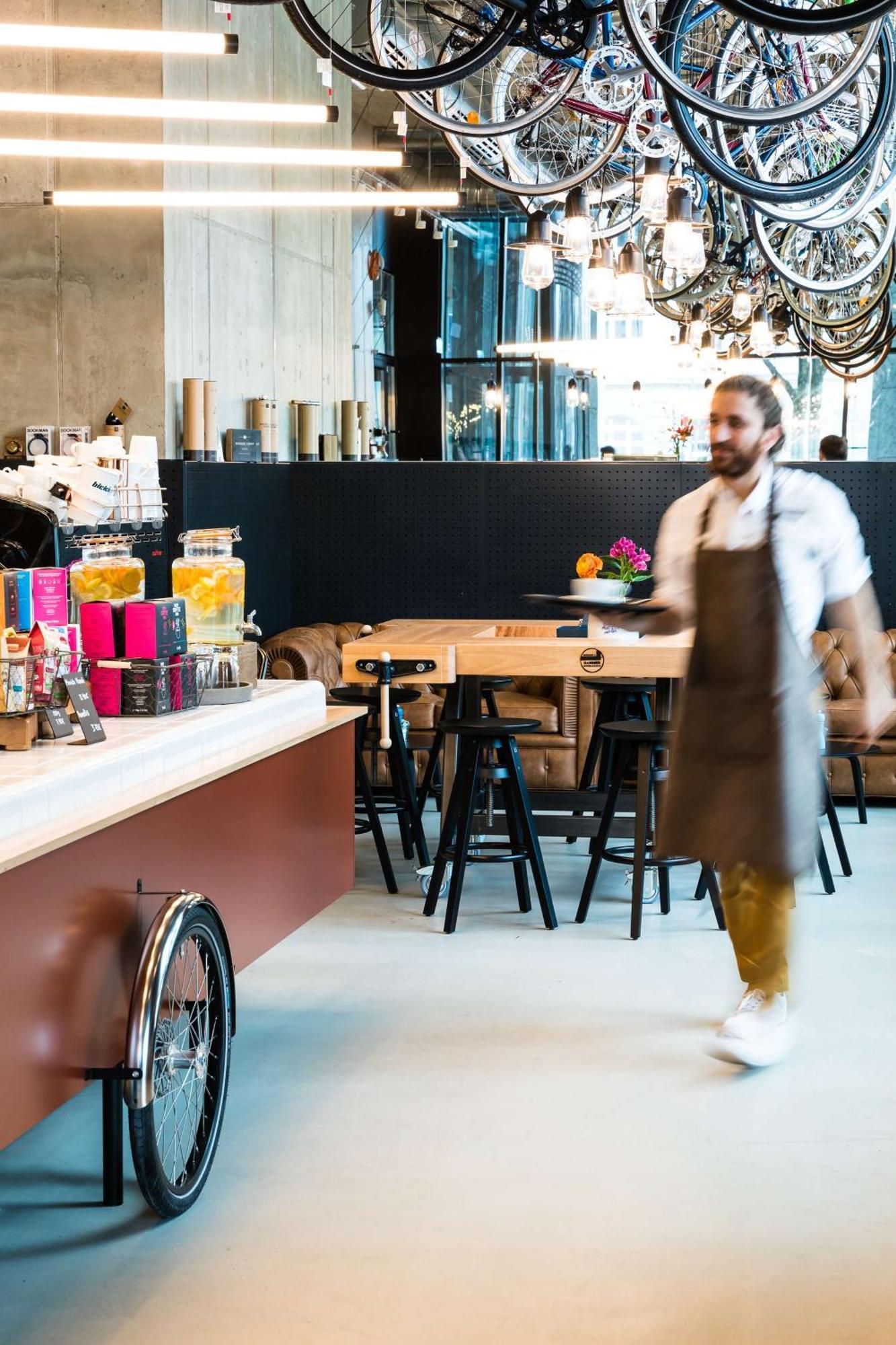 Andaz Munich Schwabinger Tor, By Hyatt Hotel Kültér fotó A barista working at a coffee shop