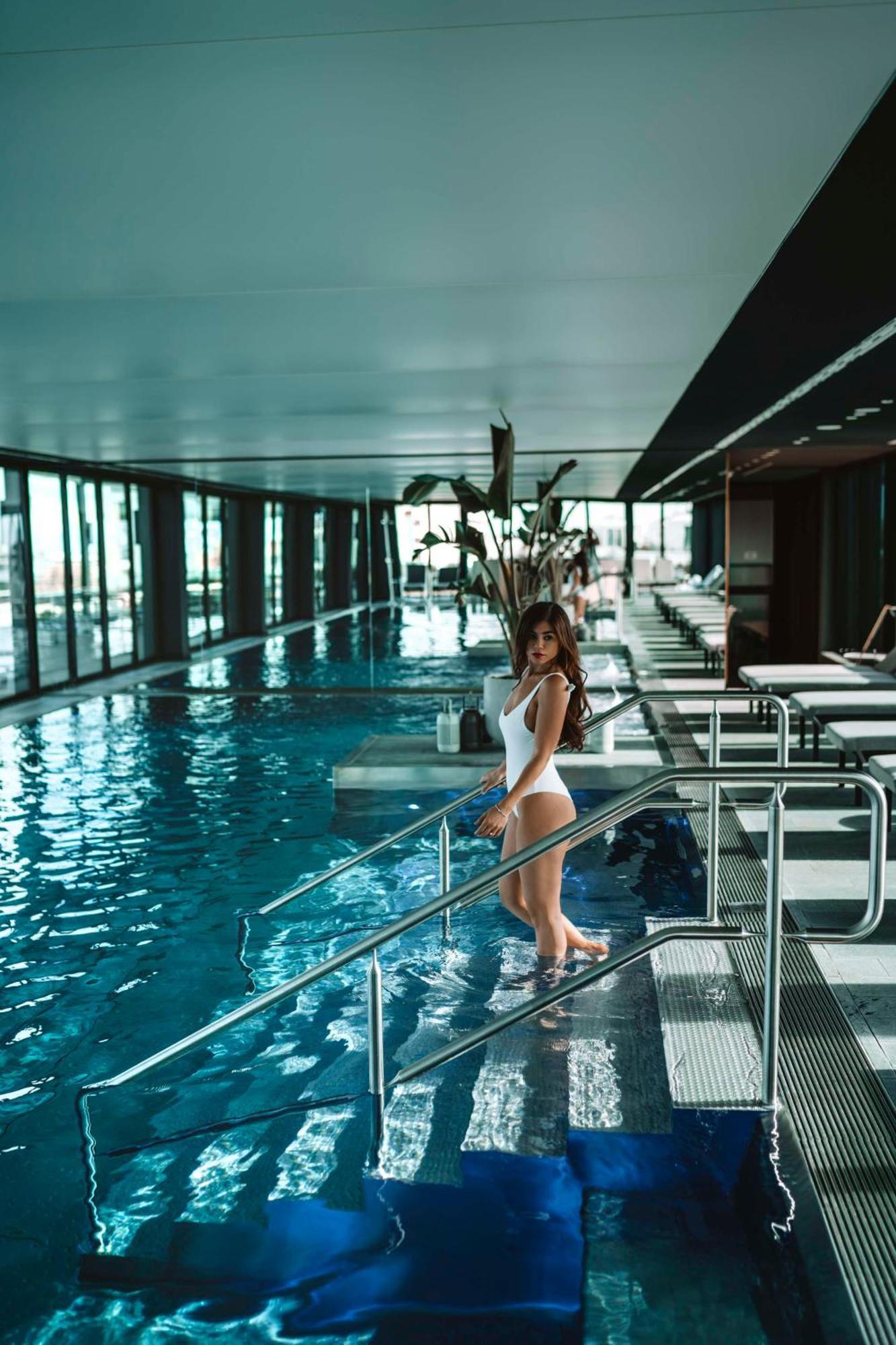 Andaz Munich Schwabinger Tor, By Hyatt Hotel Kültér fotó The swimming pool at the hotel