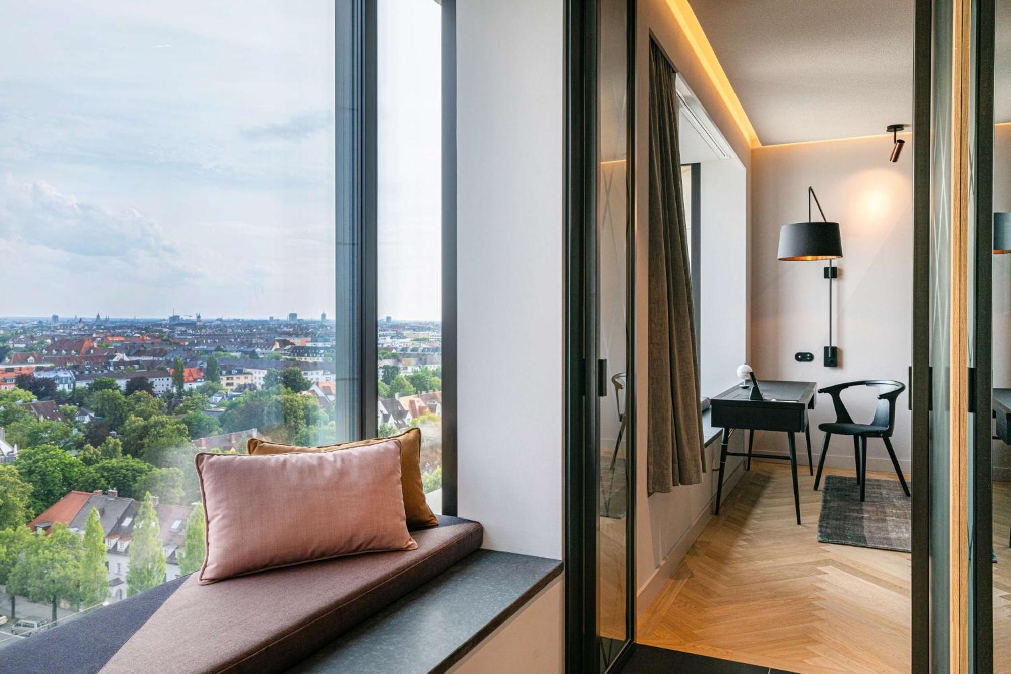 Andaz Munich Schwabinger Tor, By Hyatt Hotel Kültér fotó A view of the living room from the balcony