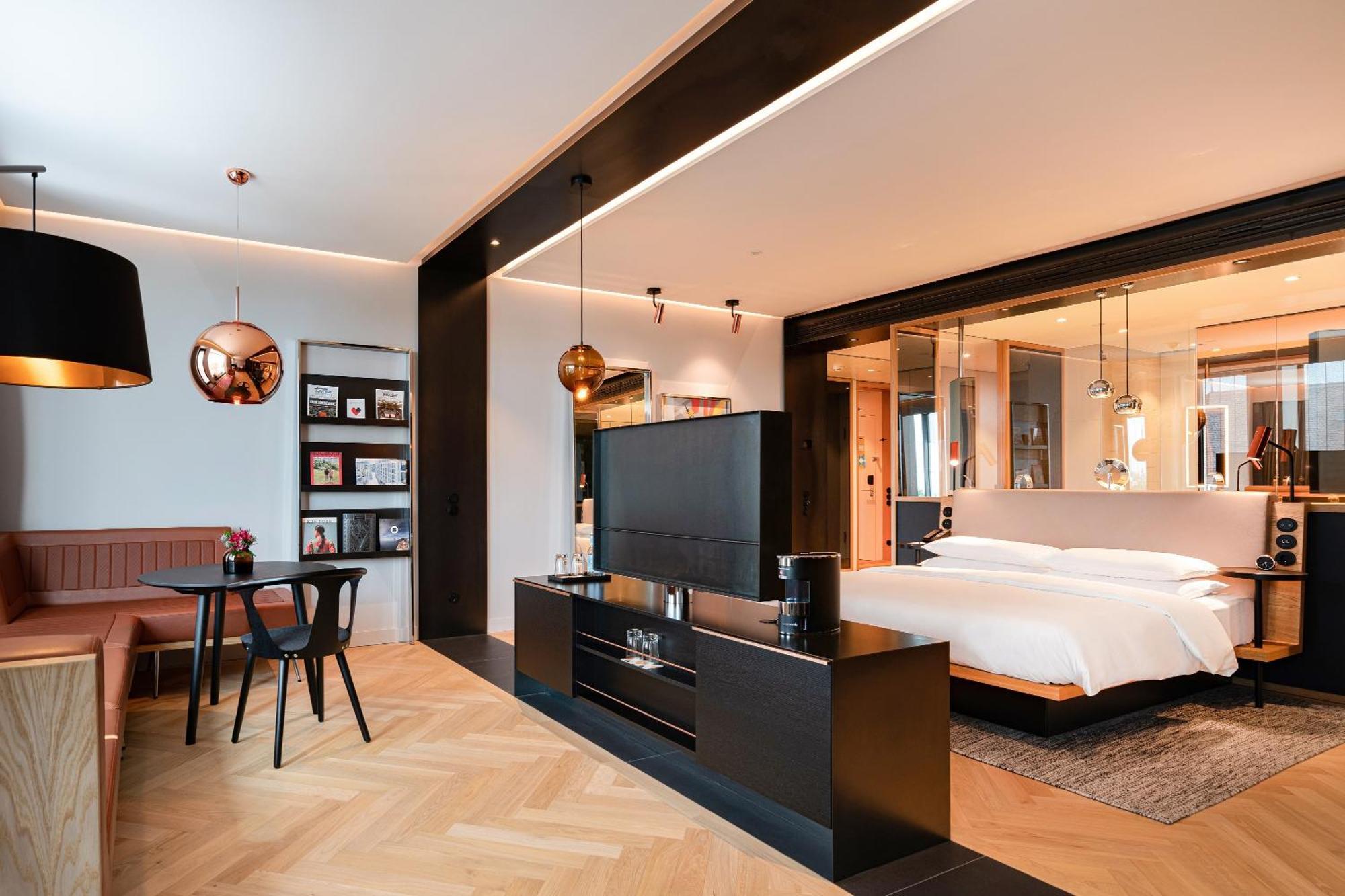 Andaz Munich Schwabinger Tor, By Hyatt Hotel Kültér fotó A suite at the hotel
